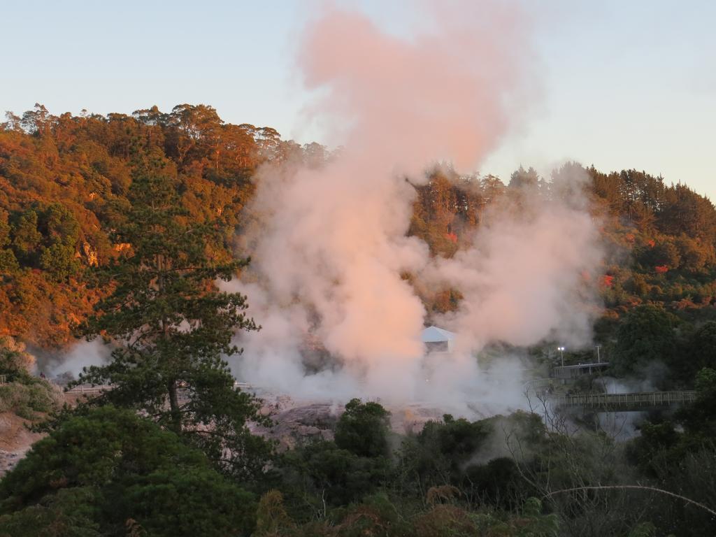 Pohutu Lodge Motel Роторуа Экстерьер фото